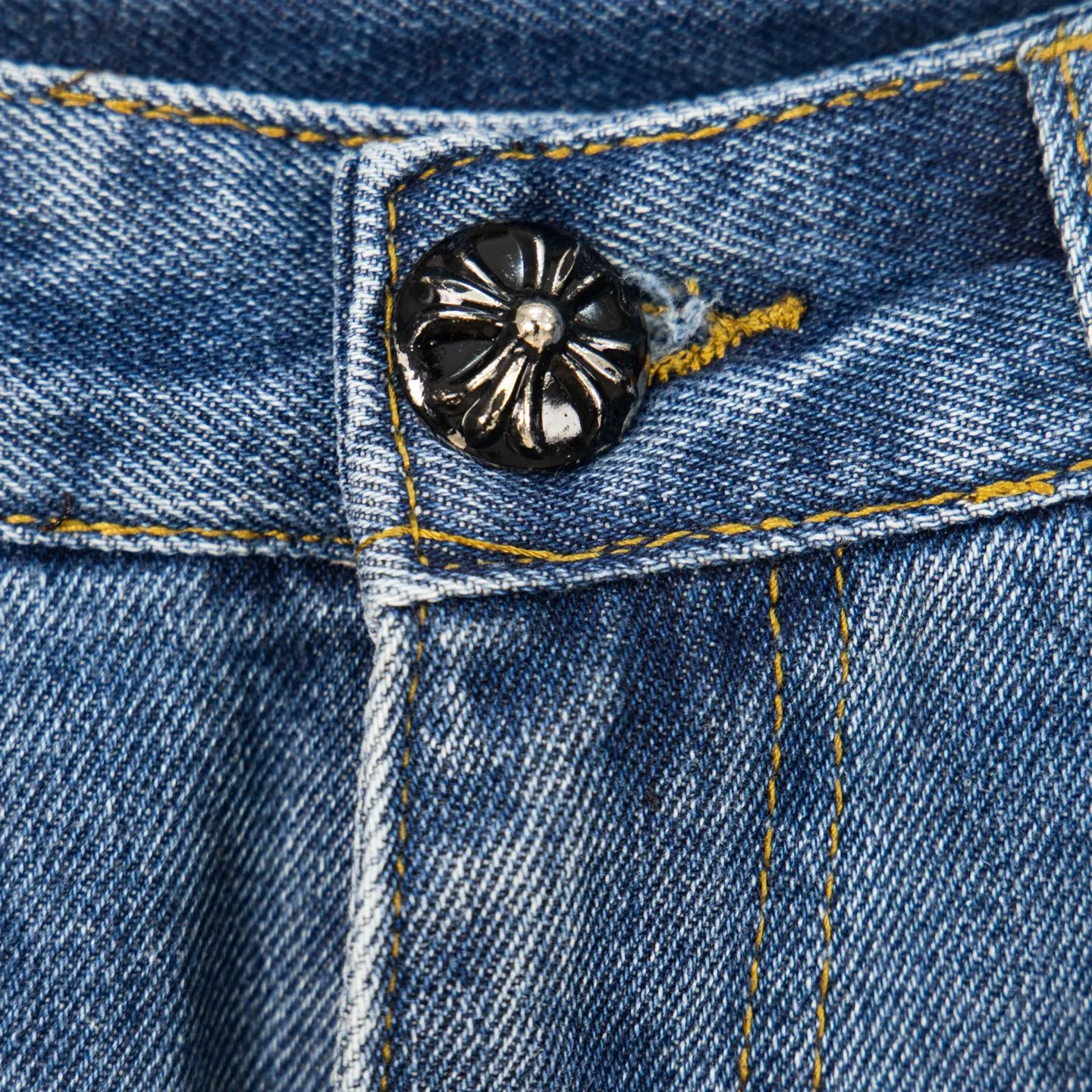 P240 Chrome hearts print stitching black leather classic washed jeans. Really restores the ultimate vintage texture. Three-dimensional version. Loose and comfortable, not picky on the figure. Looks taller and slimmer. Factory precision. Original factory quality control. Same style for men and women. Can be matched with couples. Versatile recommendation. Must-have jeans for all seasons. Fashionistas have been disappointed. From the quality selection of fabrics, the tailoring of details, and the matching of patterns, they are all impeccable! The upper body is so handsome when worn...it can be easily worn by men, women and children! The craftsmanship is made of heavy-duty washed pure cotton denim fabric. After washing, it is soft and thick. It is very stylish when worn on the body. Style number: 1760# Color: blue Size: 28 30 32 34 36